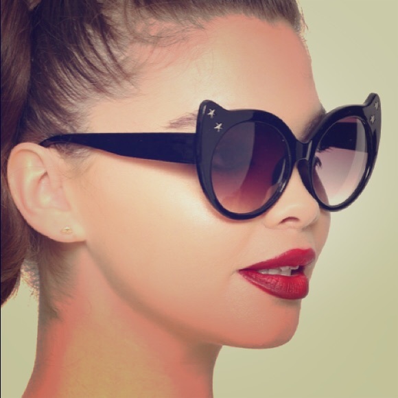 Hot Topic Accessories - Hot Topic Round Cat Eye Star Temple Sunglasses
